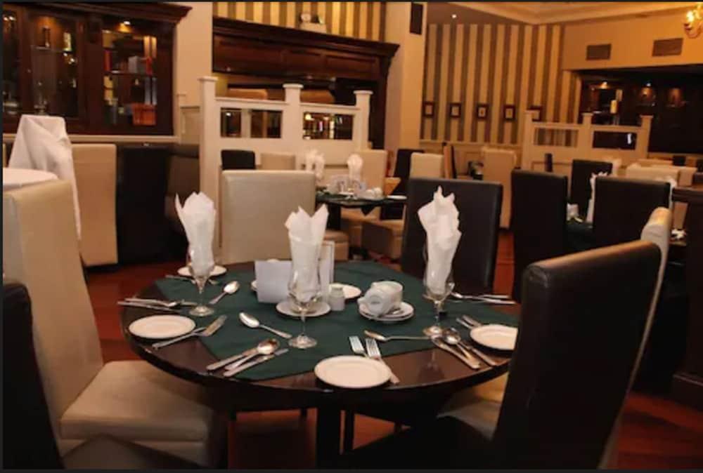 The Royal Hotel & Leisure Centre Брей Экстерьер фото